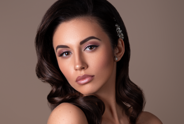 Diventa un Professionista del Beauty con il Corso di Trucco Beauty Crisam Il corso di trucco beauty Crisam, offerto dalla rinomata accademia di trucco che offre corsi di trucco in Italia, è un'opportunità unica per chi vuole entrare nel mondo del beauty. Iniziando il 10 Settembre 2024, questo corso offre una formazione completa e dettagliata. I partecipanti impareranno il correttivo morfologico, perfezionando l'arte del contouring per esaltare i lineamenti del viso. Inoltre, saranno addestrati nelle tecniche di camouflage per coprire discromie della pelle, inclusi i tatuaggi. La sezione dedicata al trucco sposa insegnerà a creare look sofisticati, ideali per il giorno del matrimonio e adatti alle esigenze fotografiche. Al termine del corso, dopo una valutazione scritta e pratica, verrà rilasciato un certificato internazionale che attesta il completamento del percorso. Non perdere questa occasione per trasformare la tua passione in una carriera professionale!