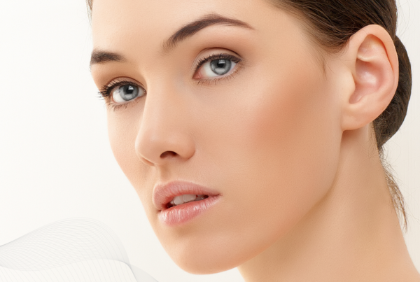 Corso Skincare a Verona: Un'opportunità Esclusiva per Make-up Artist Introduzione alla Crisam Professional Make-up Academy Nel cuore di Verona, città famosa per il suo patrimonio culturale e storico, la Crisam Professional Make-up Academy offre un'esperienza formativa di altissimo livello per make-up artist professionisti. La scuola è rinomata per i suoi corsi innovativi e dettagliati, progettati per elevare le competenze dei partecipanti e permettere loro di raggiungere l'eccellenza nel campo del trucco professionale. Uno dei corsi più attesi e apprezzati è il corso di skincare, un'iniziativa unica dedicata esclusivamente ai make-up artist che desiderano approfondire le loro conoscenze e migliorare le loro abilità nel trattamento della pelle. Un Corso Dedicato Esclusivamente ai Make-up Artist Il corso di skincare offerto dalla Crisam Professional Make-up Academy è stato ideato tenendo in considerazione le esigenze specifiche dei make-up artist. Essi non solo devono avere competenze straordinarie nel trucco, ma devono anche essere esperti nella cura della pelle per garantire che il make-up risulti impeccabile e duri a lungo. Comprendere la pelle dei clienti, saper scegliere i prodotti giusti e applicarli correttamente sono competenze fondamentali per ogni make-up artist che aspira a eccellere nel proprio lavoro. Questo corso fornisce tutte le conoscenze necessarie per diventare un vero esperto in skincare, integrando teoria e pratica in un programma completo e ben strutturato. Contenuti del Corso Il corso di skincare della Crisam Academy copre una vasta gamma di argomenti essenziali per la cura della pelle, offrendo ai partecipanti una formazione approfondita e pratica. I principali argomenti trattati includono: Anatomia e Fisiologia della Pelle: Comprendere la struttura della pelle, le sue funzioni e i vari tipi di pelle è fondamentale per qualsiasi trattamento. I partecipanti impareranno a identificare le diverse condizioni cutanee e a personalizzare i trattamenti di conseguenza. Detersione e Esfoliazione: Tecniche e prodotti per una detersione efficace e sicura. Verranno esplorati i vari metodi di esfoliazione, inclusi quelli chimici e fisici, e i loro benefici per la pelle. Idratazione e Protezione: L'importanza dell'idratazione e della protezione solare nella routine quotidiana di skincare. I partecipanti scopriranno come scegliere e utilizzare i migliori prodotti idratanti e protettivi. Trattamenti Specifici: Trattamenti per problematiche specifiche della pelle come acne, rosacea, macchie scure e segni dell'invecchiamento. Verranno fornite soluzioni personalizzate per affrontare queste problematiche con efficacia. Tecniche Avanzate di Applicazione: Oltre alla teoria, il corso prevede sessioni pratiche in cui i partecipanti applicheranno le tecniche apprese sotto la supervisione di esperti del settore. Kit di Prodotti Incluso Uno degli aspetti più apprezzati del corso di skincare della Crisam Professional Make-up Academy è l'inclusione di un kit di prodotti professionali. Questo kit è composto da una selezione di prodotti di alta qualità, scelti appositamente per coprire tutte le esigenze della skincare. Include detergenti, esfolianti, sieri, creme idratanti, maschere e protezioni solari delle migliori marche presenti sul mercato. Avere a disposizione questi prodotti permette ai partecipanti di sperimentare e praticare immediatamente quanto appreso durante il corso, garantendo un'apprendimento più efficace e immediato. I Vantaggi di Partecipare al Corso Partecipare al corso di skincare offerto dalla Crisam Professional Make-up Academy presenta numerosi vantaggi per i make-up artist. Innanzitutto, i partecipanti acquisiranno competenze avanzate nella cura della pelle, che potranno applicare immediatamente nel loro lavoro quotidiano, migliorando la qualità dei loro servizi e aumentando la soddisfazione dei clienti. Inoltre, la conoscenza approfondita della skincare permette di distinguersi nel competitivo mondo del make-up, offrendo un valore aggiunto che può tradursi in maggiori opportunità professionali e, di conseguenza, in un incremento dei guadagni. Conclusione La Crisam Professional Make-up Academy di Verona rappresenta un punto di riferimento per chi desidera formarsi ai massimi livelli nel campo del make-up professionale. Il corso di skincare, dedicato esclusivamente ai make-up artist, offre un'opportunità unica di apprendere tecniche avanzate di cura della pelle, integrando teoria e pratica in un programma completo e ben strutturato. Grazie all'inclusione di un kit di prodotti professionali, i partecipanti possono sperimentare direttamente quanto appreso, garantendo un'apprendimento più efficace e immediato. Non perdere questa occasione per elevare le tue competenze e distinguerti nel mondo del make-up professionale. Iscriviti oggi stesso al corso di skincare della Crisam Professional Make-up Academy e inizia il tuo percorso verso l'eccellenza.